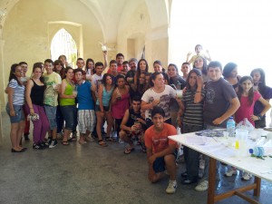 Medio centenar de jóvenes participan en un taller de cócteles sin alcohol