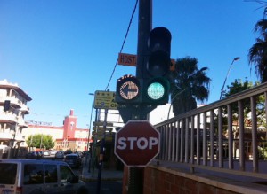 El Ayuntamiento lleva a cabo trabajos de modificación de la regulación del tráfico en cruces con semáforos de la localidad