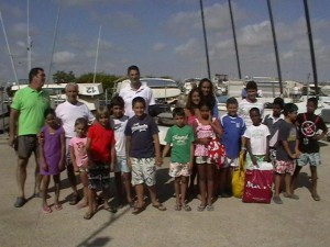 Los niños saharauis del programa Vacaciones en Paz visitaron la Escuela Municipal de Vela de Chipiona.