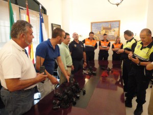 El Ayuntamiento de Chipiona hace entrega a Protección Civil y Policía Local de una emisora y walkies