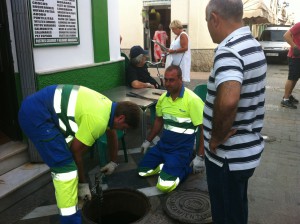 Playas y Aqualia continúan trabajando en la solución a la avería de agua que vierte en la Cruz del Mar