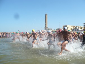 200 nadadores participarán en la espectacular travesía a nado Picoco-Playa de Regla