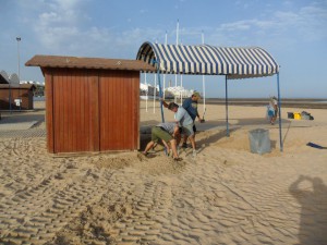 La Delegación de Playas instala un área de descanso para personas con movilidad reducida en la playa Cruz del Mar