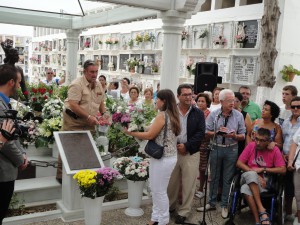 El Ayuntamiento  lleva  flores al Mausoleo de Rocío Jurado para conmemorar el nacimiento de la artista