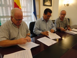 Firmado un convenio de colaboración entre el Ayuntamiento y Madre Coraje para la instalación de 5 contenedores para la recogida de ropa usada en Chipiona