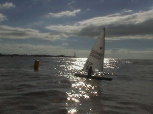 El pasado fin de semana y con el Faro de Chipiona de testigo tuvo lugar la Primera Fase de la Liga Provincial Láser que esta temporada 2012-2013 se desarrollará íntegramente en aguas de Chipiona .