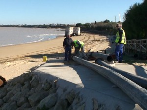 Comienza la instalación de la tubería que transferirá la arena del dragado de la bocana de Puerto Chipiona a la costa