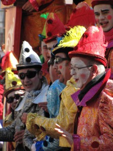 La alegría del carnaval llena las calles de Cádiz