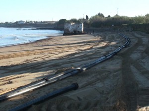 Comienza la transferencia de arena del dragado de la bocana de Puerto Chipiona a la costa de Micaela