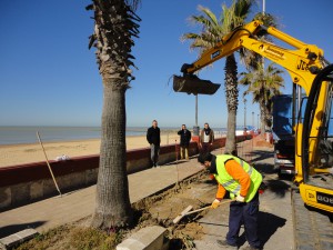 El Alcalde visita las obras del paseo Costa de la Luz