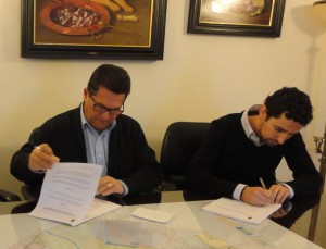 El Ayuntamiento y la Empresa chipionera Sport Cube Gestión Integral firman el contrato para la gestión de monitores en la piscina