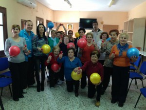 Deportes entrega al Centro de Mayores material deportivo para el programa de gimnasia “El movimiento es vida”