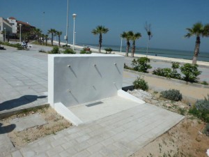 Playas ubica cuatro puntos de lavapiés y duchas a lo largo del Paseo de la Cruz del Mar