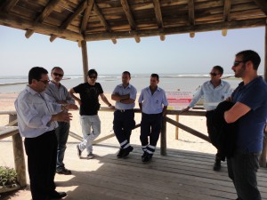 Antonio Peña supervisa los trabajos de Playas en la recuperación del cordón dunar