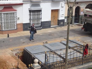 Comienza la instalación de seis nuevos contenedores soterrados en la Plaza de Andalucía