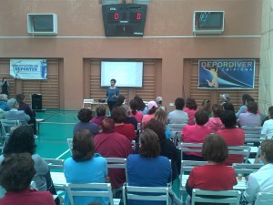 Más de un centenar de mujeres participan en una charla sobre el mantenimiento del suelo pélvico en la mujer