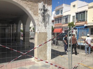 Comienza la reparación de la cubierta exterior del mercado municipal de abastos