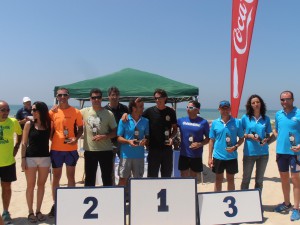 El buen tiempo contribuye al espectáculo del triatlón en las playas de Chipiona