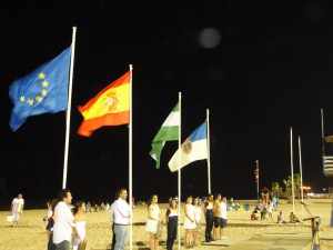 La noche de San Juan fue precedida de la izada oficial de banderas de las playas de Chipiona