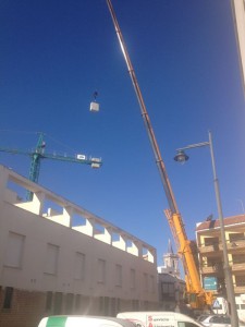 El Ayuntamiento intercede para que sea desmontada la grúa de la obra paralizada en el antiguo Hotel Cruz del Mar