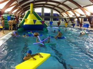 Una jornada de ocio alternativo en la piscina municipal pone fin al programa Chipiona sin drogas