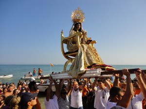 Chipiona vive una jornada especial por el 60 aniversario de la celebración de la procesión de la Virgen del Carmen