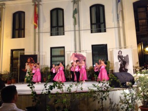 Las academias de baile llenan la Plaza de Andalucía para recordar a Rocío Jurado