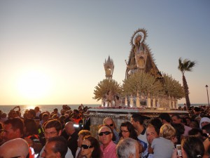 El esplendor de la procesión de la Virgen de Regla inicia el final del verano local