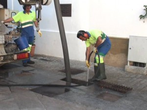 Chipiona adelanta la limpieza de la red de pluviales en previsión de la llegada de las lluvias