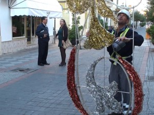 Chipiona adelanta la instalación del alumbrado de Navidad para ayudar al comercio local