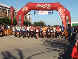 Más de 400 atletas participaron en la X Carrera Popular La Reyerta que se celebró ayer.