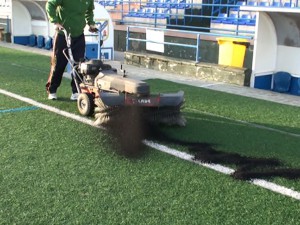 El Ayuntamiento de Chipiona realiza una actuación de mantenimiento especial en el césped artificial del Gutiérrez Amérigo