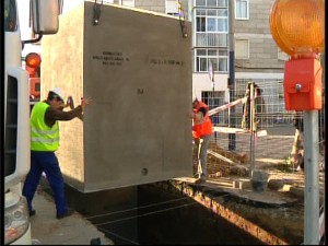 El Ayuntamiento coloca los tres primeros prefabricados de hormigón de la primera línea de soterrados