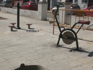 Los mayores de La Alcancía dispondrán de un espacio público con aparatos biosaludables para practicar gimnasia