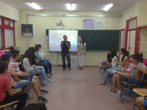 Alumnos del Instituto Salmedina participan en un taller del proyecto Previs que promueven Diputación y la Caixa