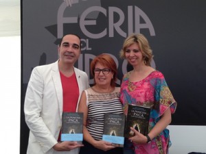 Marina Bernal maestra de ceremonias en la presentación del libro «La princesa Paca» de Rosa Villacastín.