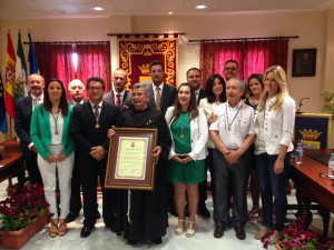 Fray José Ramón Martínez de Tobillas recibió el sábado la distinción como Hijo Adoptivo de Chipiona en un Pleno institucional