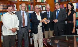 El periodista Fernando Orgambides entregó a la Biblioteca del Colegio de Abogados de Sevilla su libro sobre Manuel Rodríguez Piñero, patriarca de una saga de juristas.