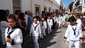 Hermandades, grupos parroquiales y niños y niñas acompañaron al Corpus Christi en su salida procesional