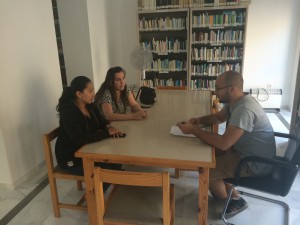 La Delegada de Cultura se compromete con un grupo de jóvenes a ampliar el horario de la Biblioteca