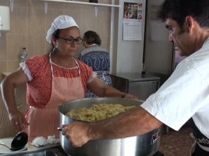 La Cocina Solidaria de Chipiona comienza a funcionar atendiendo a medio centenar de personas dos días a la semana