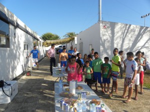 Los niños saharauis participan en una jornada lúdico-deportiva en la piscina municipal