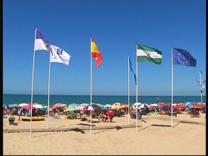 Ya ondean en las tres playas urbanas de Chipiona las banderas de la prestigiosa certificación Q de Calidad