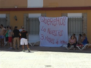 Los trabajadores del Hotel Virgen del Rocío en huelga para pedir el pago de las nóminas que se les adeudan desde junio.