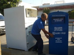 Chipiona da un paso más en la recogida selectiva con la instalación de contenedores de Madre Coraje para el aceite usado