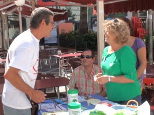 La Asociación de Familiares de Enfermos de Alzheimer conmemora el Día Mundial de la enfermedad acercándose a la ciudadanía(Chipiona)