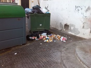 La falta de información sobre los lugares y funcionamiento de los  contenedores soterrados han provocado que la recogida de basura no haya ido pareja a la inversión realizada.