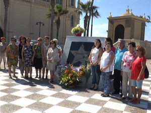 El Ayuntamiento, asociaciones y particulares llevan flores a la estrella de Rocío Jurado para recordar la fecha de su nacimiento