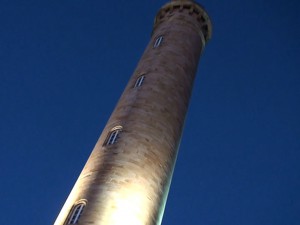 La torre del Faro de Chipiona ya luce su iluminación artística