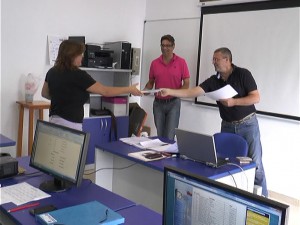 14 alumnos reciben los diplomas acreditativos por su participación  en un nuevo curso de iniciación a la informática de Fomento.